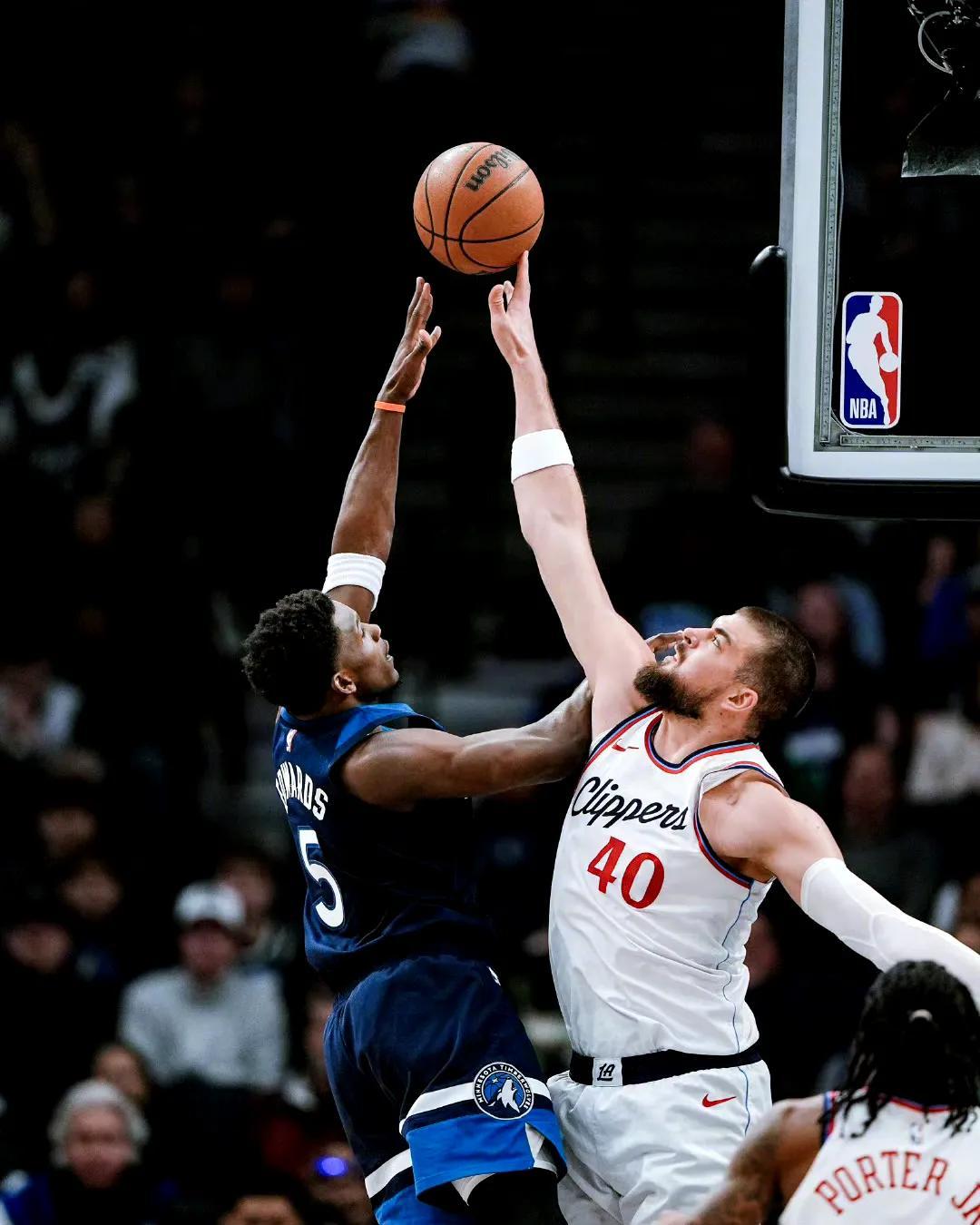 猛龙完胜快船,布伦森点燃赛场 猛龙完胜快船,布伦森点燃赛场