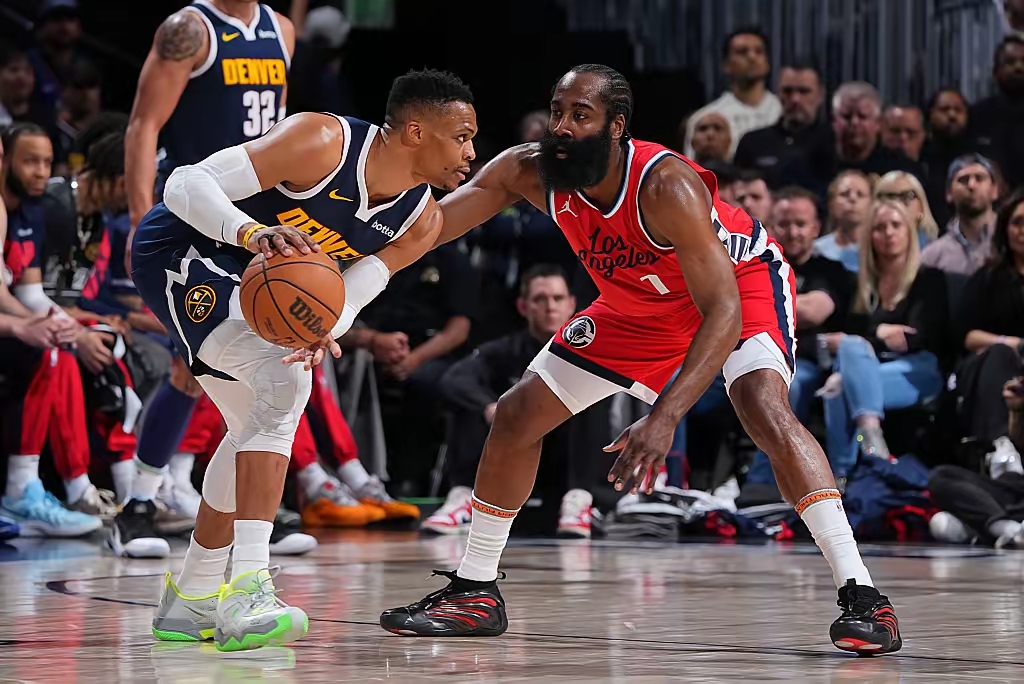 猛龙完胜快船,布伦森点燃赛场 猛龙完胜快船,布伦森点燃赛场