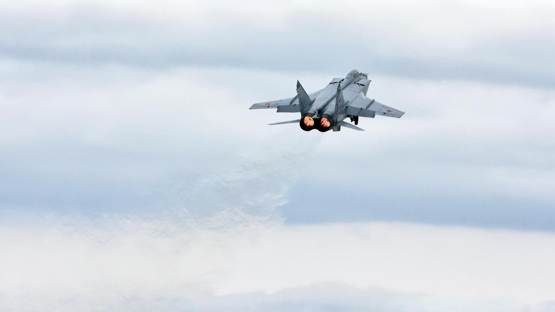 蓝色风暴与灵光乍泄,足球世界里的青春狂飙与经验之光